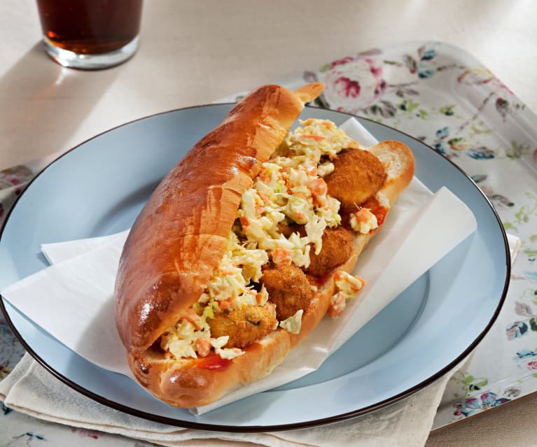 Bocadillo de ostras fritas y ensalada fresca de repollo