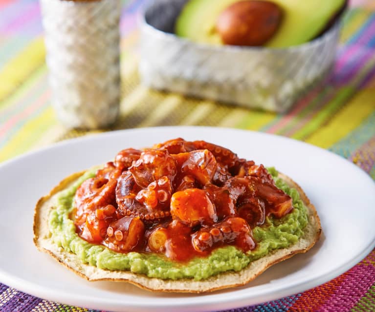 Tostadas de pulpo en mole amarillo