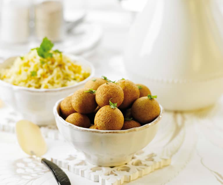 Pastéis de peixe com arroz de cenoura e coentros