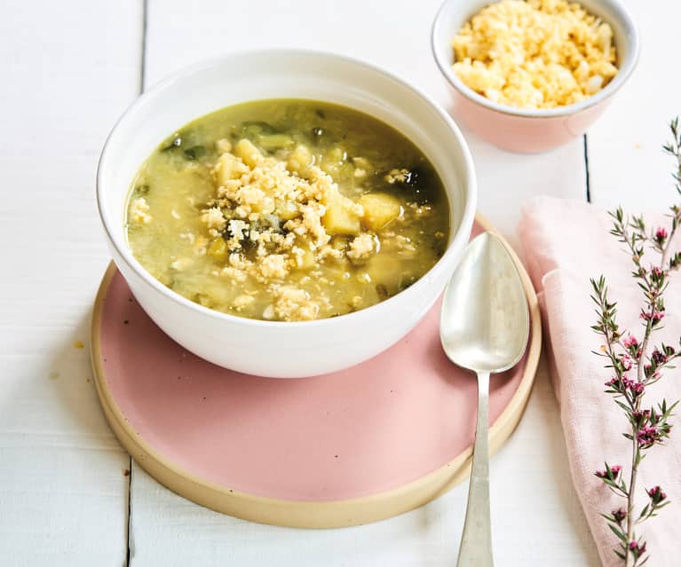 Sopa de agrião com ovo cozido