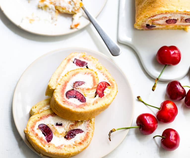 Gâteau roulé aux cerises et à la chantilly