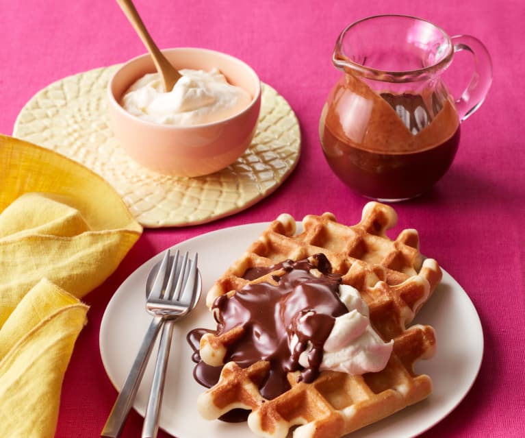 Lütticher Waffeln mit Schokosauce und Tonka-Schmand