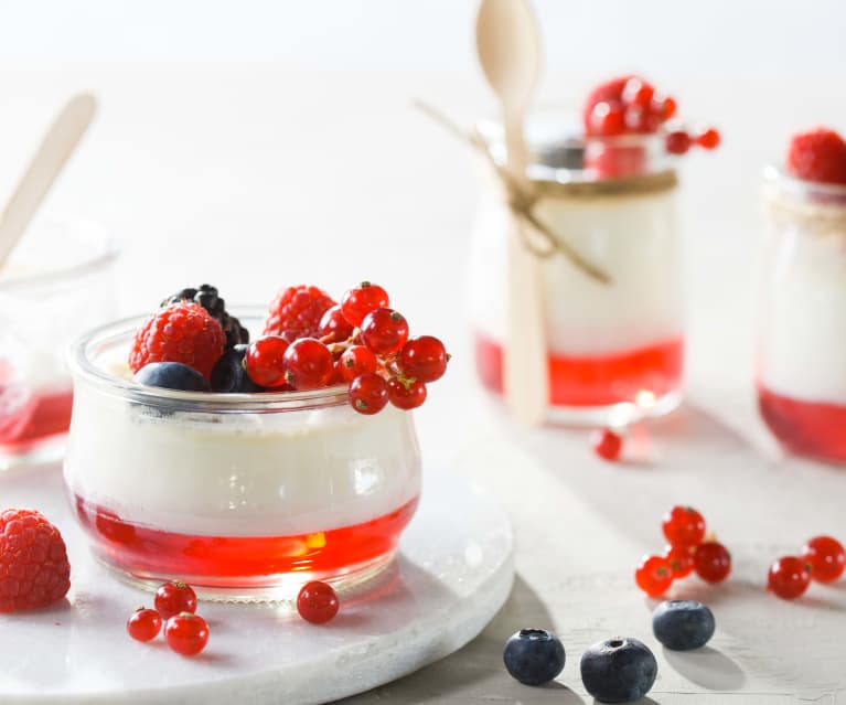Yogur con gelatina de fresa y frutos rojos - Cookidoo™– the official  Thermomix® recipe platform