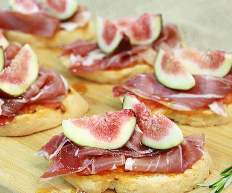 Bruschetta de presunto parma e figo Bruschetta de presunto parma e figo