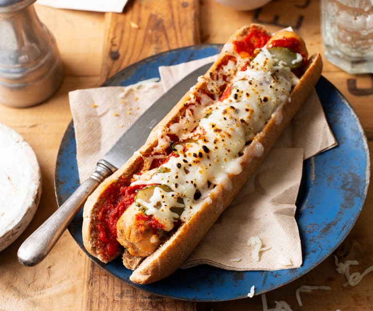 Hot dog con salchicha de pollo y salsa de tomate