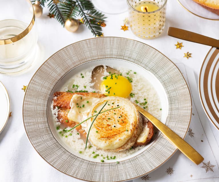 Sopa con tosta de queso y huevo