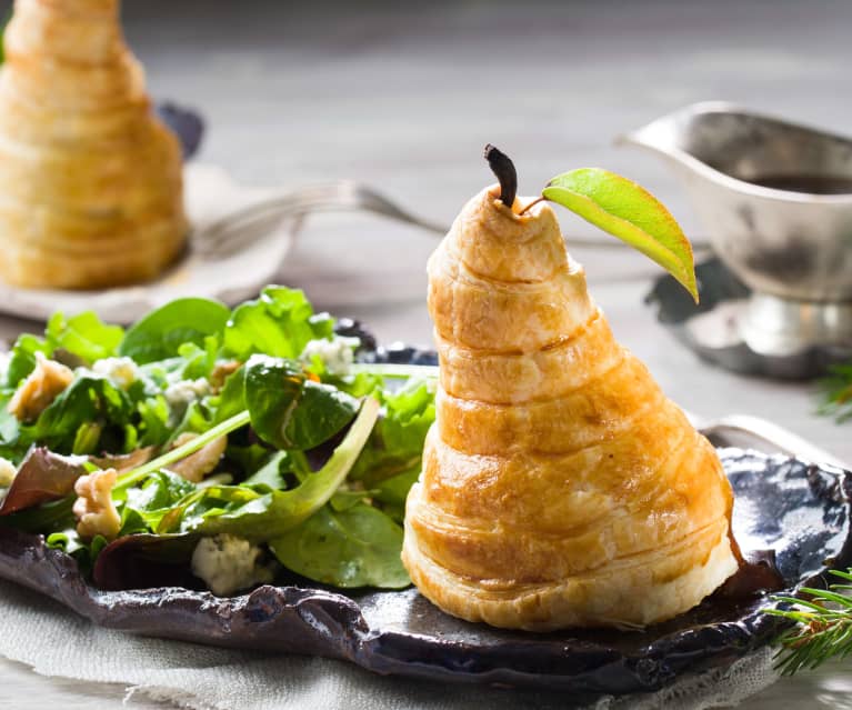 Pera en hojaldre y ensalada con roquefort y nueces