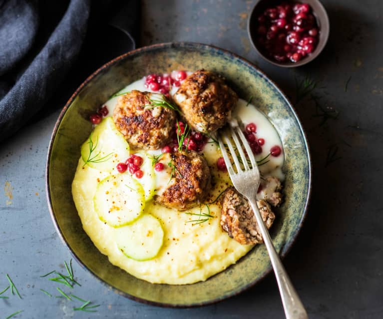 Boulettes de viande, sauce aux airelles et purée de pommes de terre