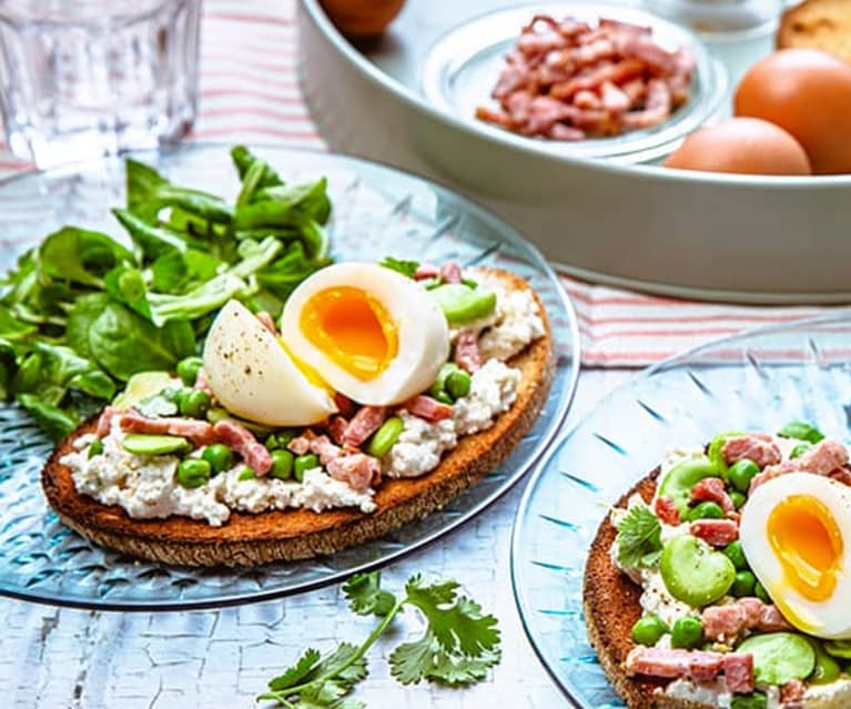 Tartine de chèvre frais, fèves, petits pois, lardons et œuf mollet