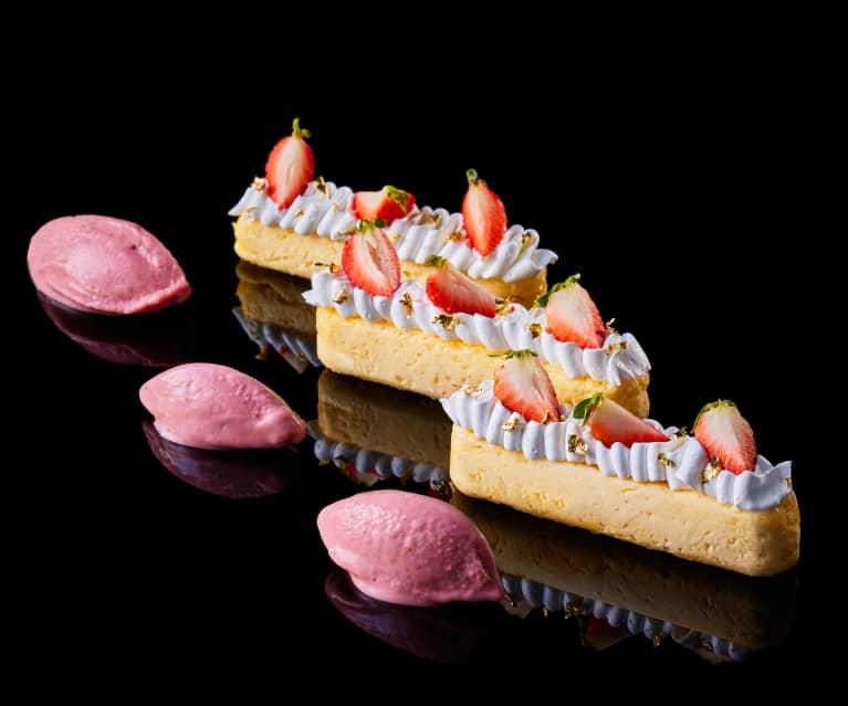 Antonio Bachour: Gâteau au fromage à la crème fraîche et yogourt glacé aux fraises (métrique)