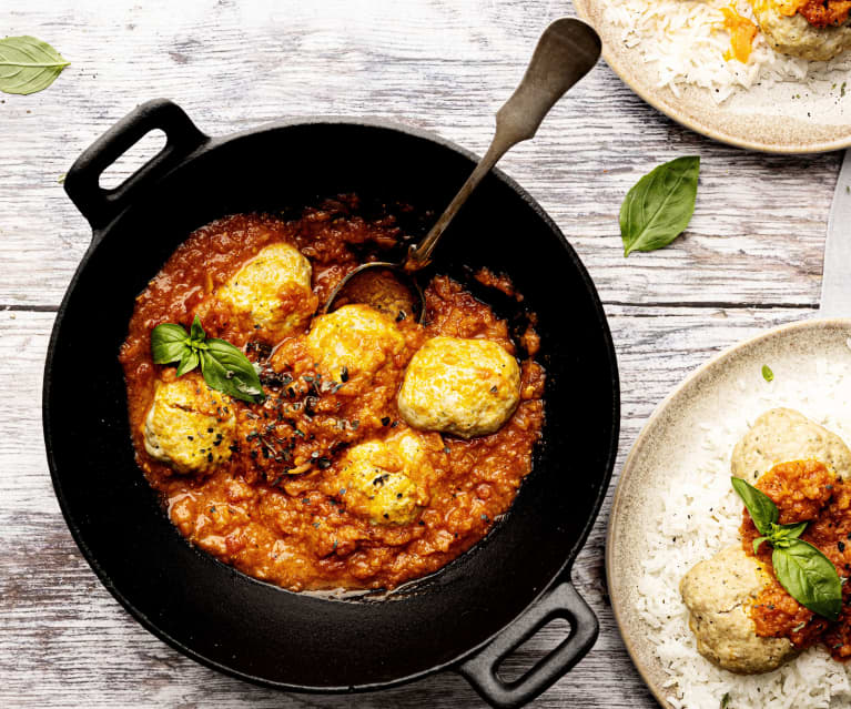 Albóndigas con salsa de tomate y arroz