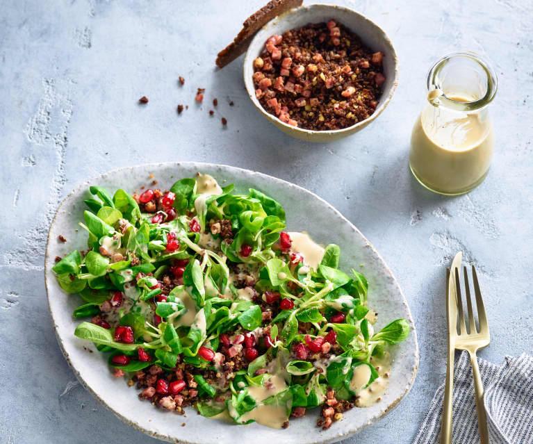 Feldsalat mit Kaffeedressing und Pumpernickelgeröstel