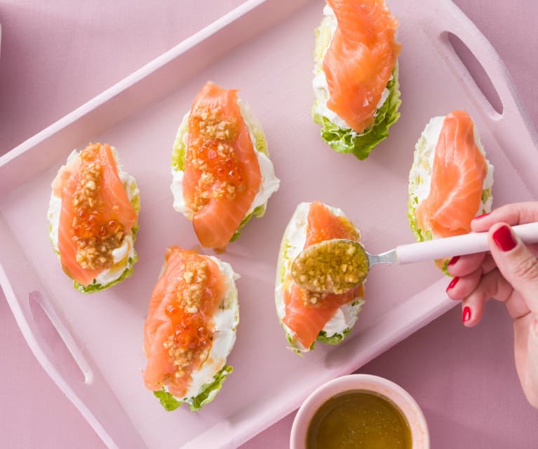 Cogollos con salmón y vinagreta de almendras