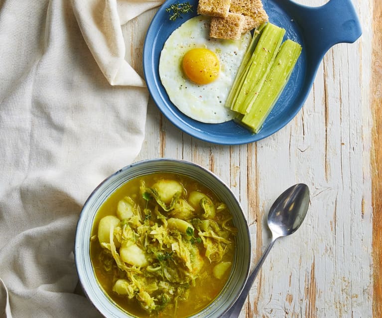 Zuppa di patate, verza e fagioli, uova all’occhio di bue e porri al vapore.