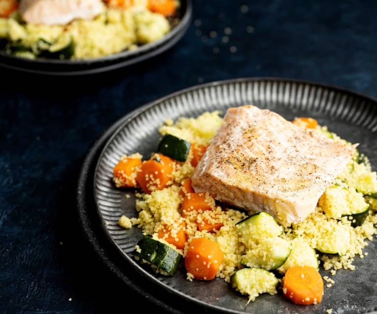 Salmón con cuscús, verduras y salsa de cúrcuma