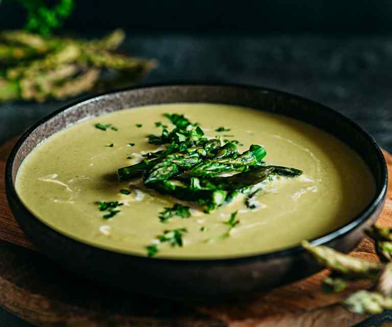 Polévka ze zeleného chřestu s crème fraîche