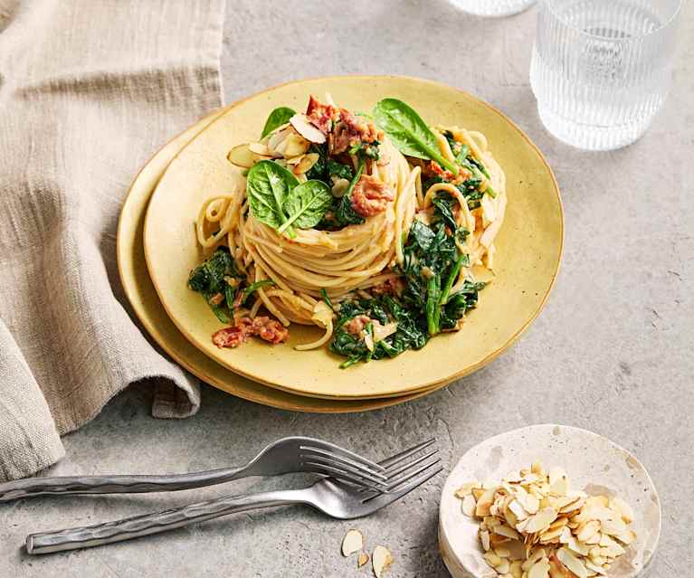 Vegane Mandel-Pasta mit Spinat Vegane Mandel-Pasta mit Spinat
