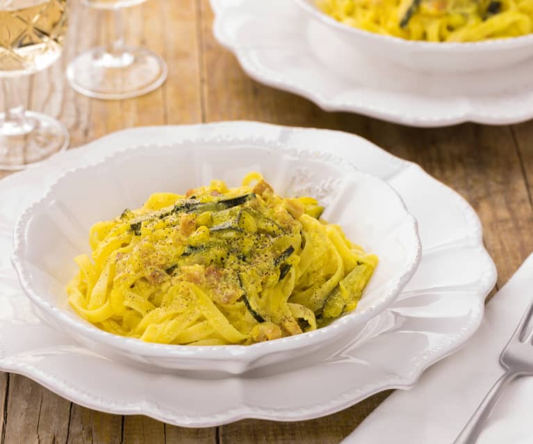 Tagliatelle con yogurt, zucchine e zafferano