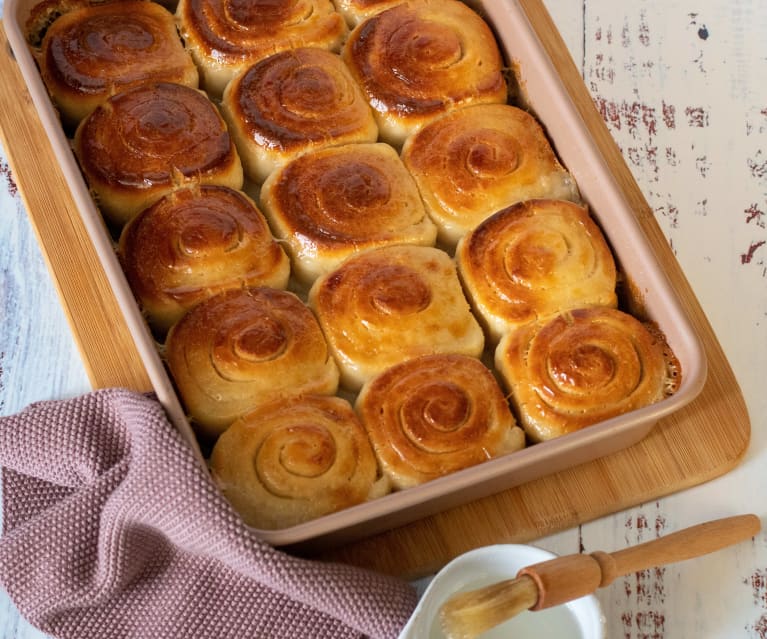 Pani popo (Samoan coconut buns)