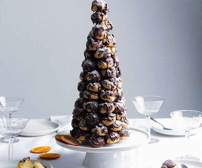 Croquembouche cu cremă de portocale și ciocolată amăruie Croquembouche cu cremă de portocale și ciocolată amăruie