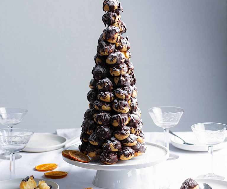Croquembouche mit Orangenpudding und Zartbitterschokolade Croquembouche mit Orangenpudding und Zartbitterschokolade