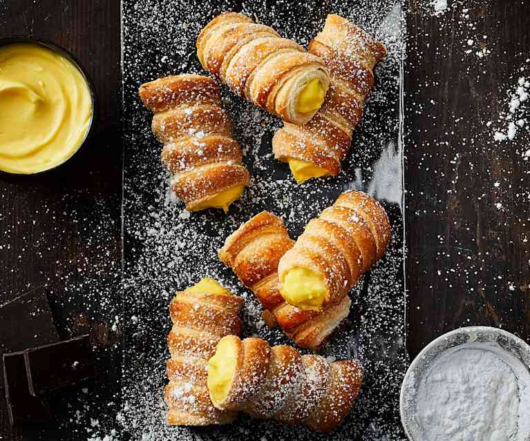 Cannoncini alla crema pasticcera e cioccolato