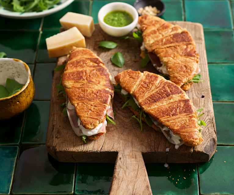 Croissant com pesto de agrião, burrata e presunto Croissant com pesto de agrião, burrata e presunto