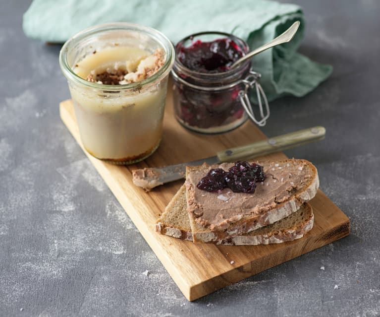 Wildleberpastete im Glas mit Preiselbeeren