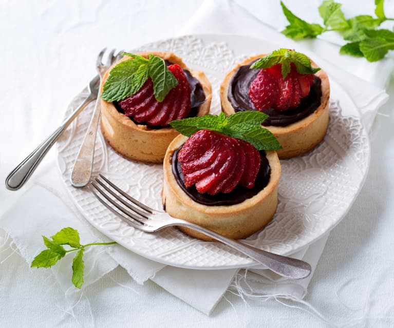 Tartaletas de masa sablé con chocolate y fresas