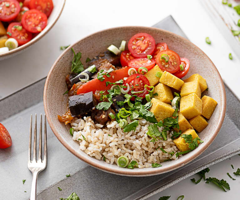 Melanzani-Paprika Bowl mit Naturreis und Kofu 