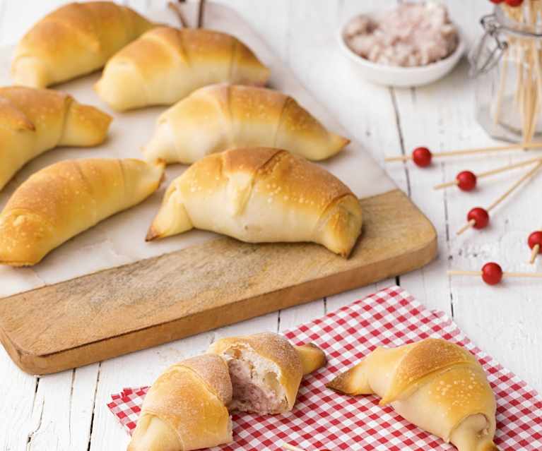 Mini brioche con mousse al salame e stracchino