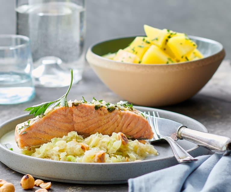 Salmone su cavolo alla panna con patate al prezzemolo