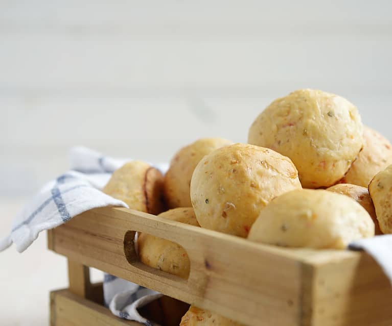 Pan de aceitunas, morrones y albahaca