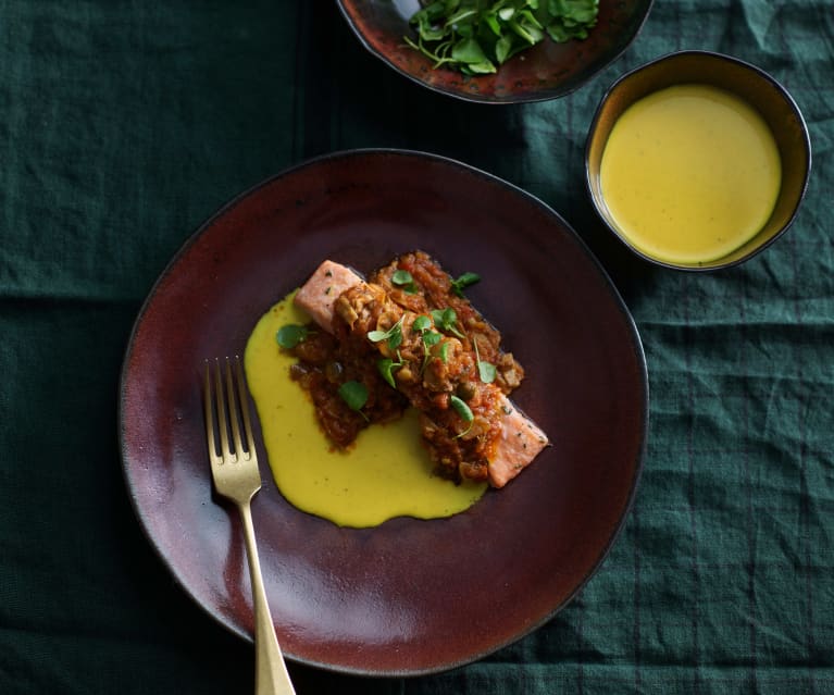 Salmão com tomate e molho amarelo