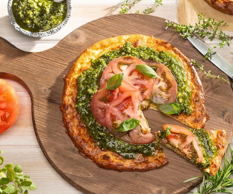 Panes planos keto con pesto de albahaca y tomates