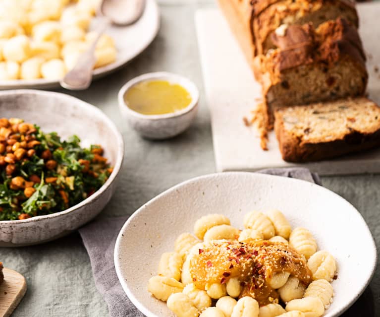 Menù: Gnocchi con zucca; insalata di ceci e cavolo nero; plumcake ai frutti secchi