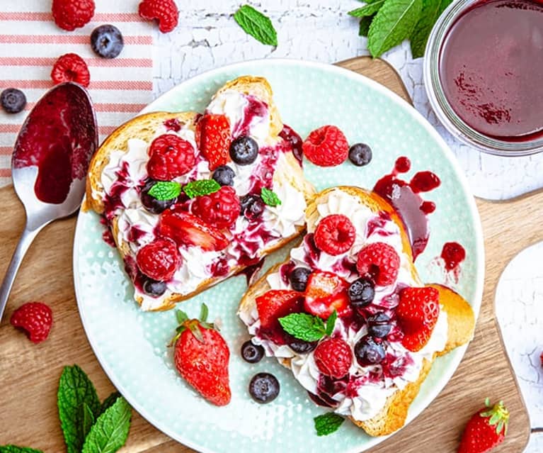 Tartine de brioche, mascarpone vanillée, fruits rouges et menthe