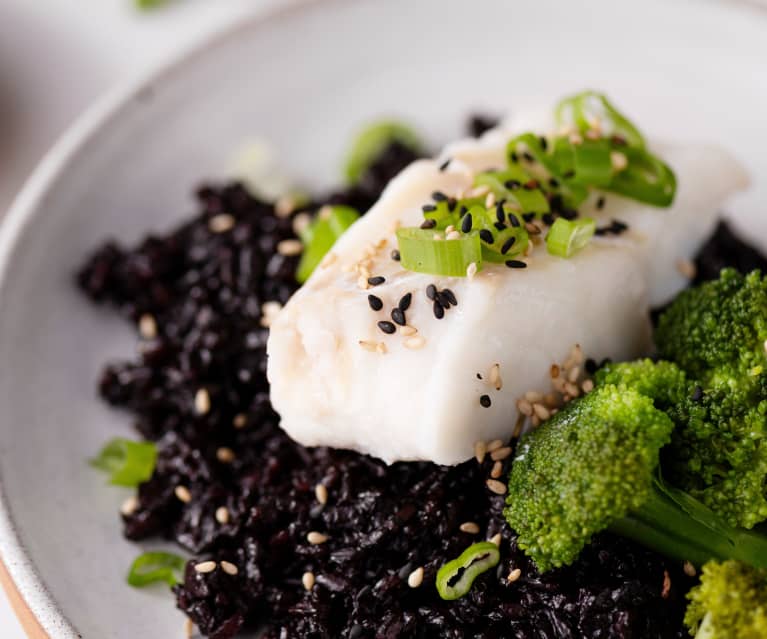 Pescado al vapor con arroz negro y brócoli