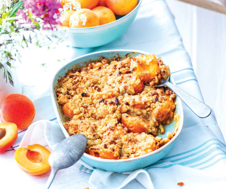 Abricots pochés, crumble aux pignons de pin