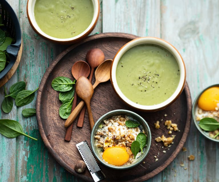 Velouté de sucrine et œuf cocotte aux épinards, chèvre et noix