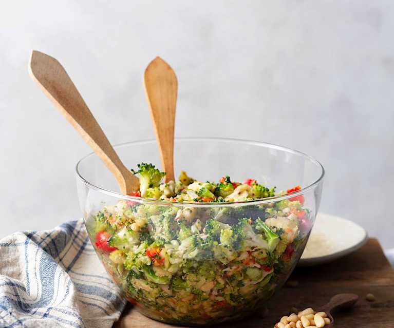 Salada de brócolos, pimento e pinhão Salada de brócolos, pimento e pinhão