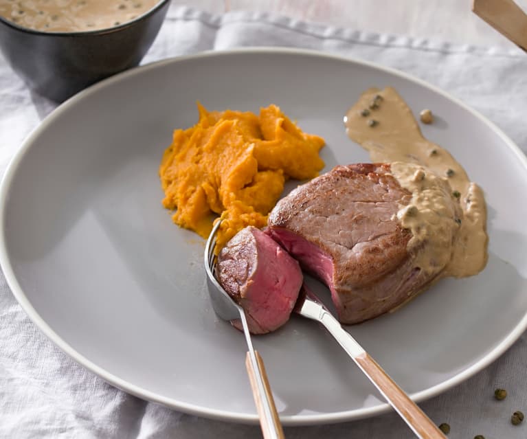 Solomillo de ternera con puré de batata y salsa a la pimienta verde (Al vacío)