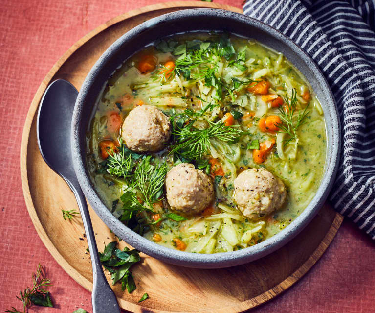 Winter-Weißkohlsuppe mit Bratwurstklößchen