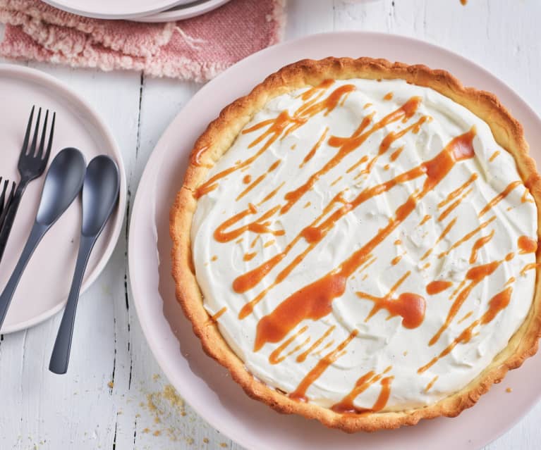 Tarta con crema de vainilla y salsa de caramelo