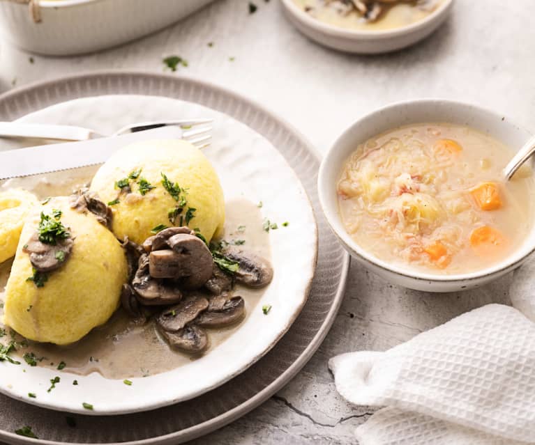 Zuppa di crauti e panini con salsa ai funghi