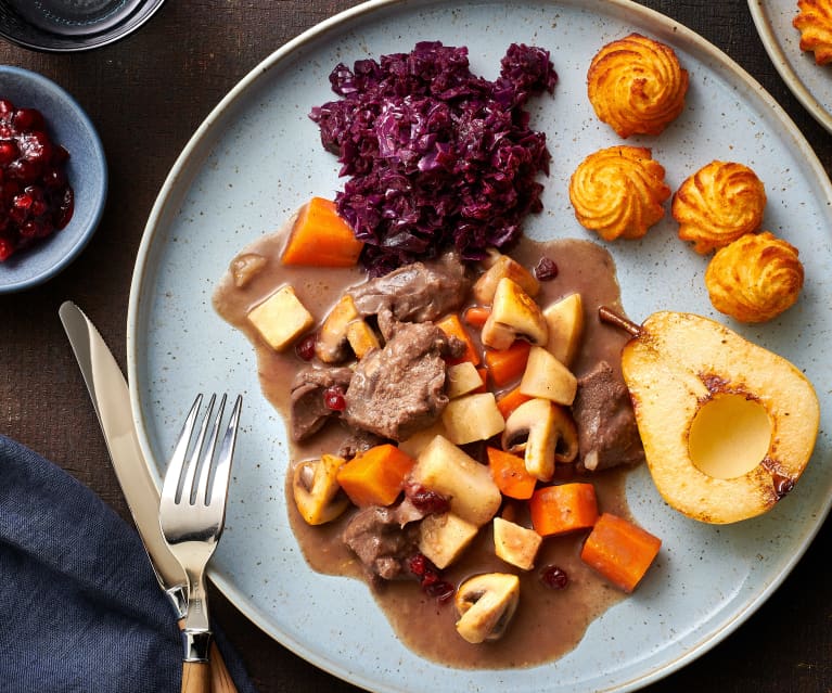 Spezzatino di capriolo con patate duchessa e cavolo rosso alle mele