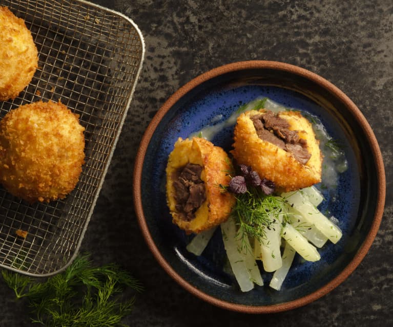 Gebackene Polentaknödel mit Rindsragout und Dillkohlrabi