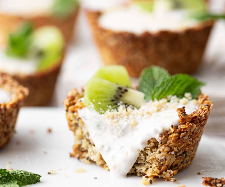 Tartaletas de avena y coco con crema de yogur y naranja