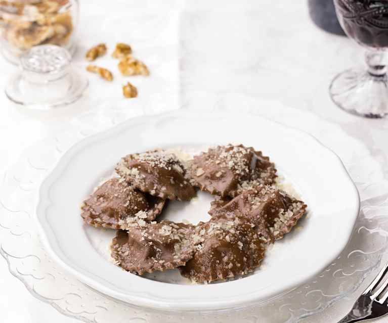 Ravioli al cacao con ripieno di ricotta e noci