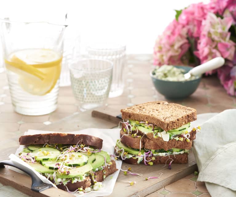 Sándwich de pepino y aguacate con crema de queso